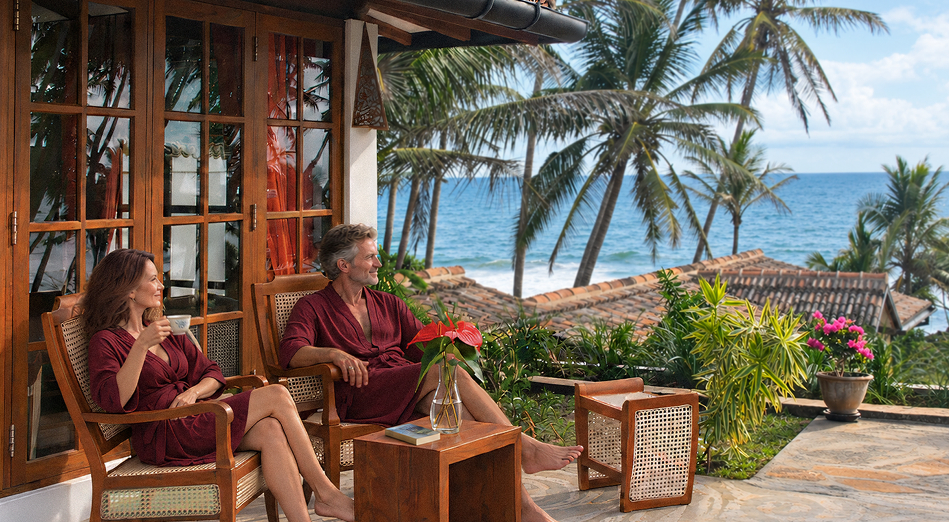Ein Gäste-Ehepaar genießt den Ausblick zum Indischen Ozean von der Pool-Bungalow Terrasse.